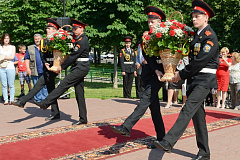 Выпускники казачьего кадетского корпуса простились со знаменем (Москва 24, видео)