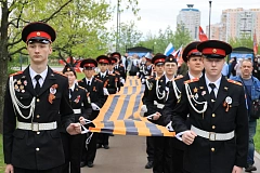 На Аллее ветеранов в Марьино кадеты развернули огромные георгиевские ленты