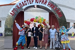 Полицейские и общественники УВД по ЮВАО поздравили детей-сирот из подшефной из Школы циркового искусства имени Ю.В. Никулина с началом учебного года