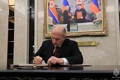 Глава МЧС России почтил память героев Корейской Народной Армии в музее Пхеньяна
