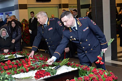 Московские полицейские провожают в последний путь своих коллег, выполнивших служебный долг ценой собственной жизни